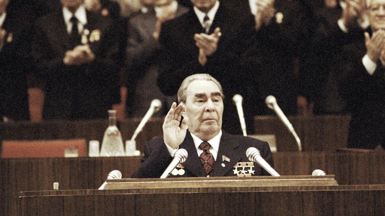 Генеральный секретарь ЦК КПСС, Председатель Президиума Верховного Совета СССР Леонид Брежнев выступает на XVII съезде профсоюзов СССР Генеральный секретарь ЦК КПСС, Председатель Президиума Верховного Совета СССР Леонид Брежнев выступает на XVII съезде профсоюзов СССР