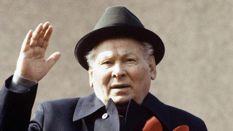 Генеральный секретарь ЦК КПСС, Председатель Президиума Верховного Совета СССР Константин Черненко на трибуне Мавзолея В. И. Ленина Генеральный секретарь ЦК КПСС, Председатель Президиума Верховного Совета СССР Константин Черненко на трибуне Мавзолея В. И. Ленина