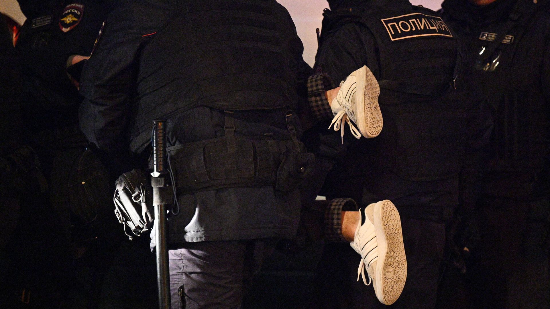 Сотрудники полиции во время задержания участников несанкционированной акции в Москве Сотрудники полиции во время задержания участников несанкционированной акции в Москве - РИА Новости, 1920, 21.09.2022