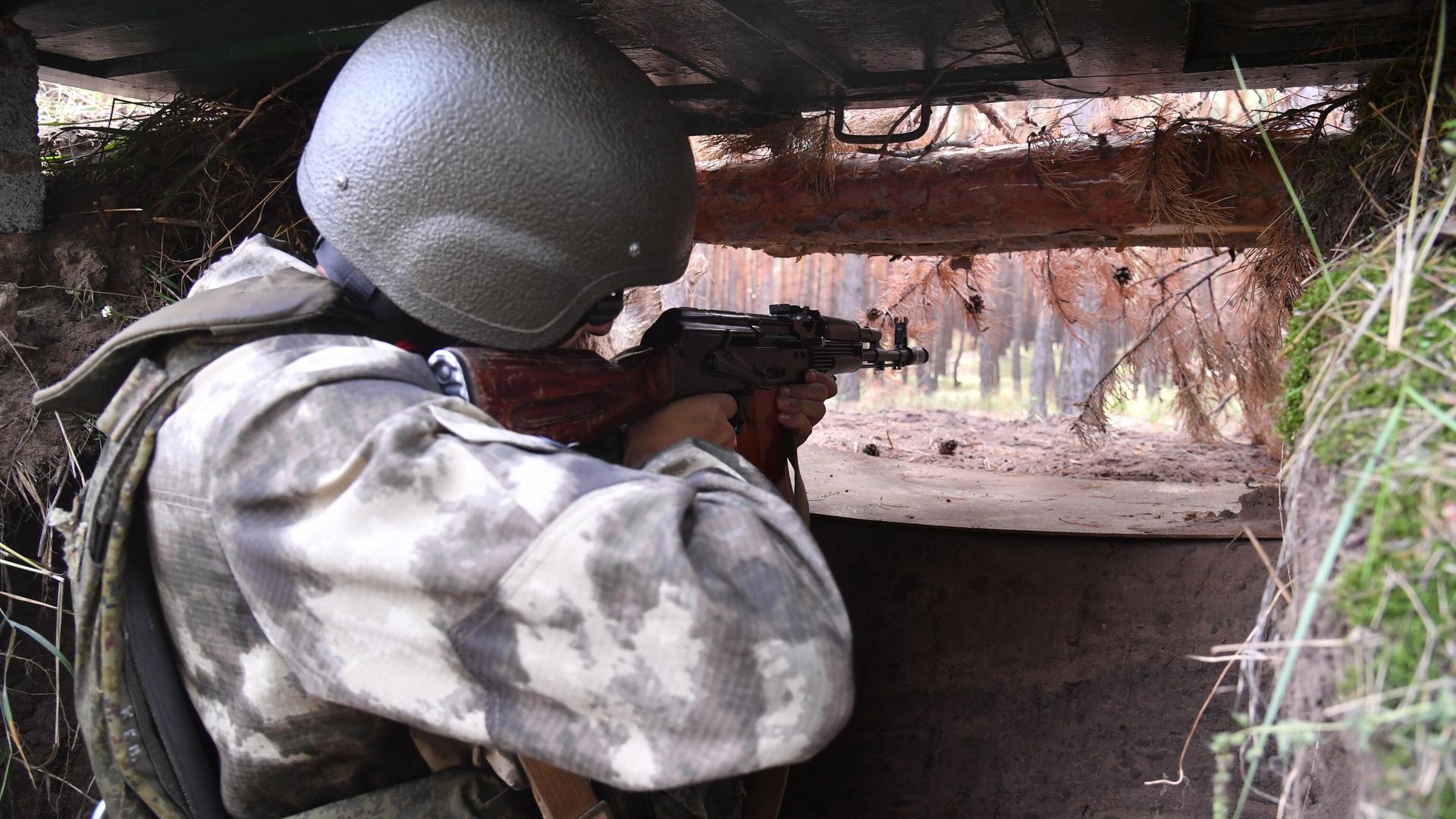 Боец 208-го казачьего полка Народной милиции ЛНР ведет наблюдение на позициях. Окраина Красного Лимана, ДНР - РИА Новости, 1920, 28.07.2023