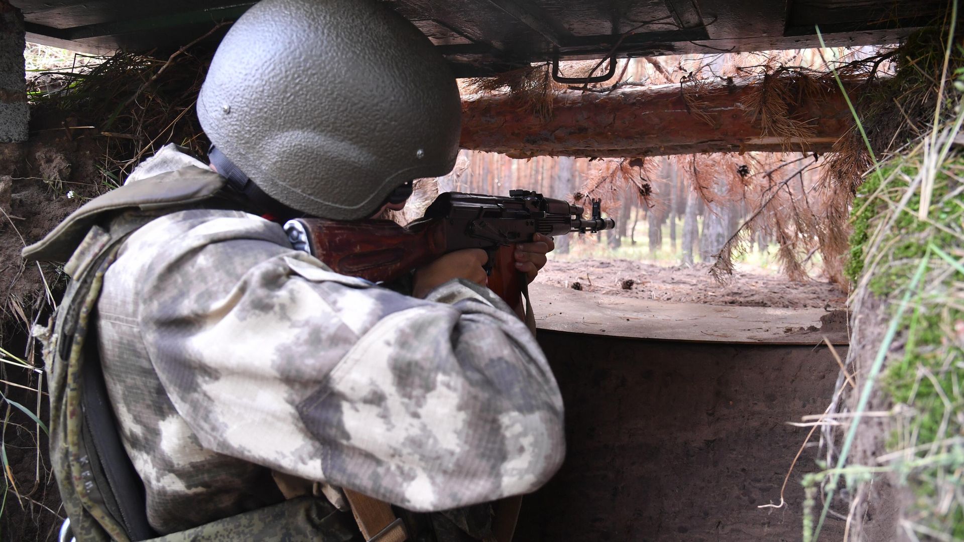 Боец 208-го казачьего полка Народной милиции ЛНР ведет наблюдение на позициях. Окраина Красного Лимана, ДНР Боец 208-го казачьего полка Народной милиции ЛНР ведет наблюдение на позициях. Окраина Красного Лимана, ДНР - РИА Новости, 1920, 28.07.2023