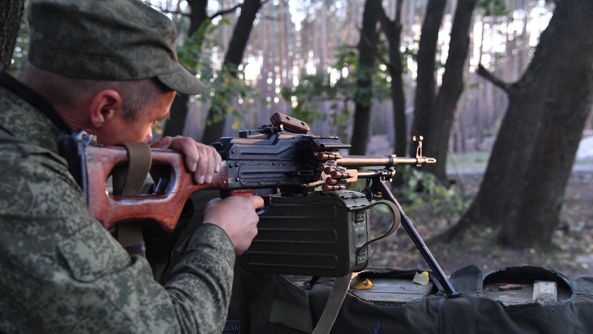 Пулеметчик подразделения Барс-16 (Кубань) на передовой на окраине Красного Лимана в ДНР Пулеметчик подразделения Барс-16 (Кубань) на передовой на окраине Красного Лимана в ДНР - РИА Новости, 1920, 01.10.2022