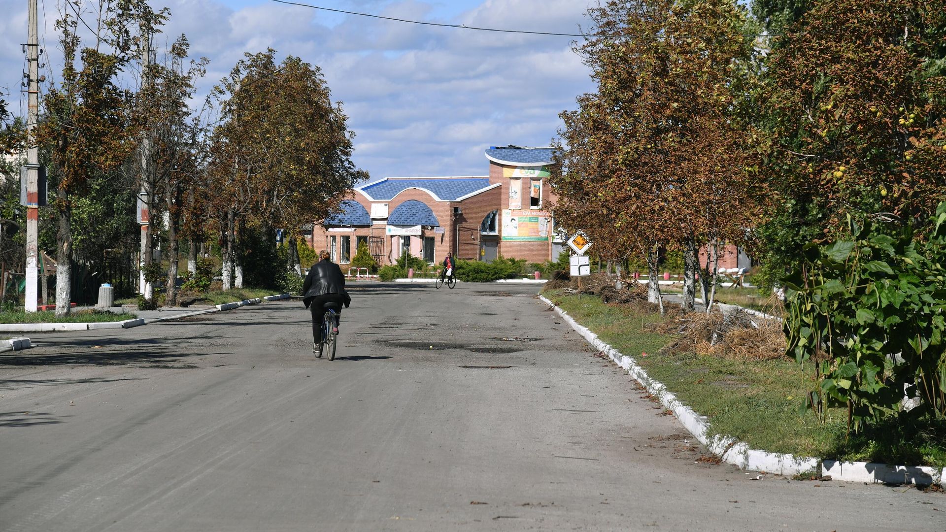 Местные жители на одной из улиц в Красном Лимане Местные жители на одной из улиц в Красном Лимане - РИА Новости, 1920, 14.04.2023