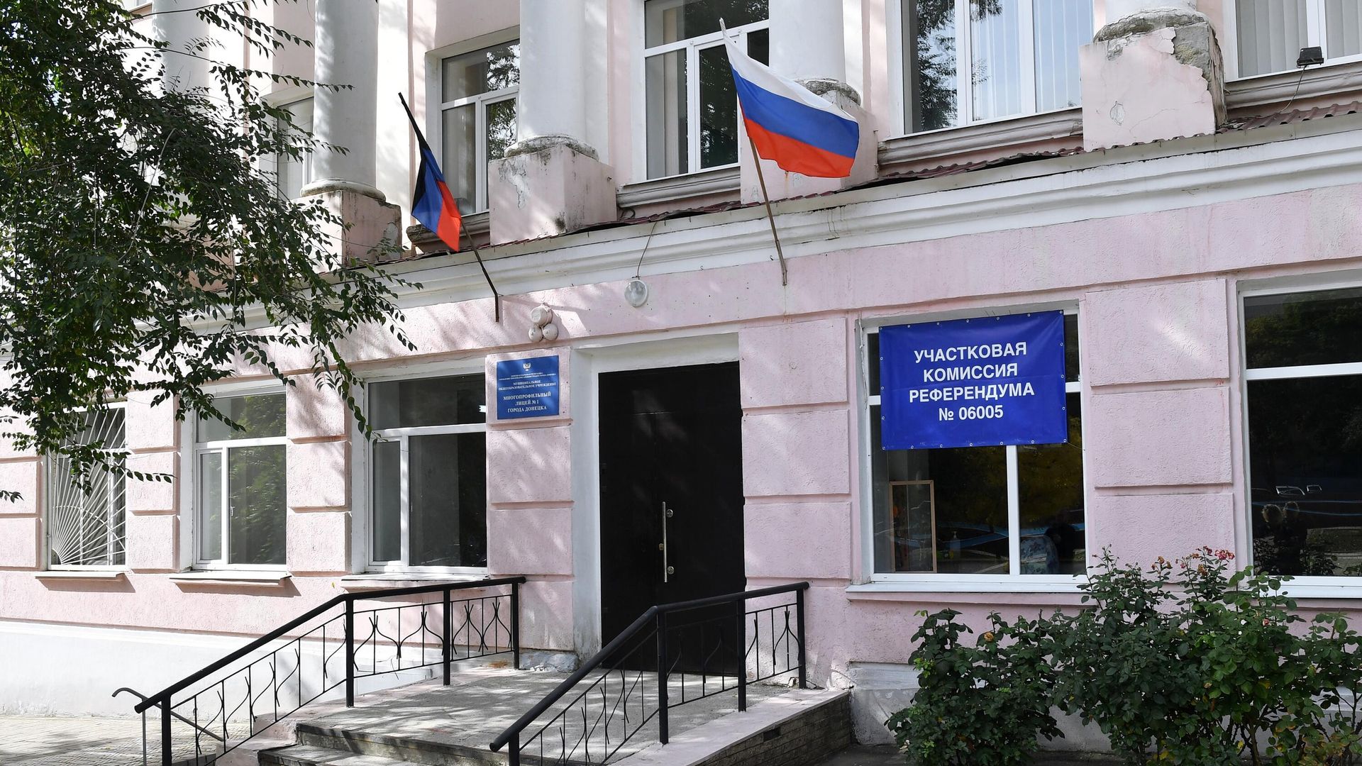 Подготовка избирательных участков в ЛНР и ДНР к референдумам Подготовка избирательных участков в ЛНР и ДНР к референдумам - РИА Новости, 1920, 22.09.2022