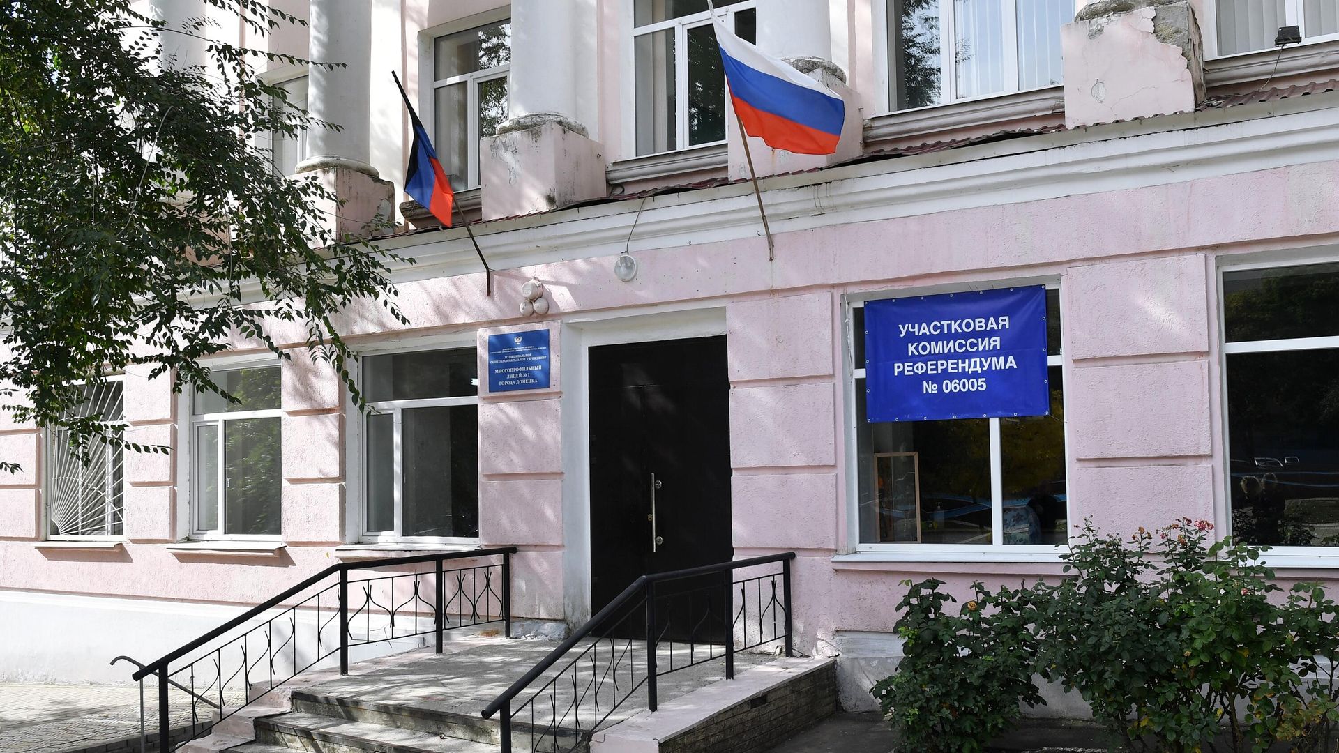 Подготовка избирательных участков в ЛНР и ДНР к референдумам Подготовка избирательных участков в ЛНР и ДНР к референдумам - РИА Новости, 1920, 22.09.2022