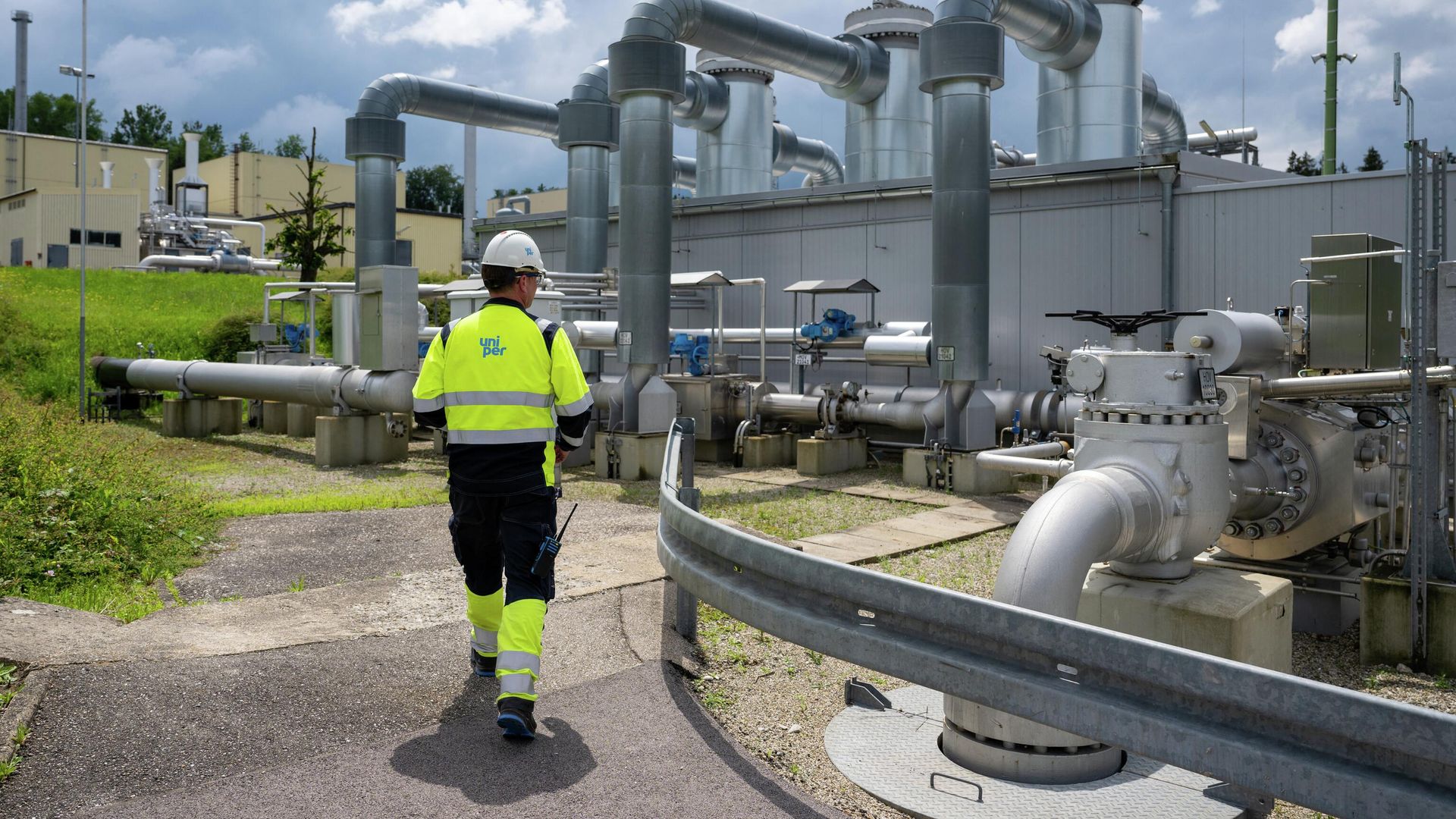 Сотрудник Uniper Energy Storage на территории хранилища природного газа в Бирванге Сотрудник Uniper Energy Storage на территории хранилища природного газа в Бирванге - РИА Новости, 1920, 22.09.2022