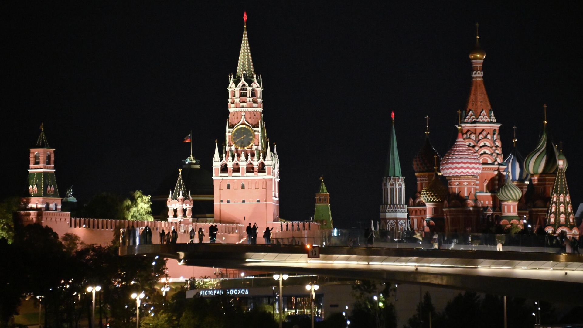 Спасская башня Московского Кремля и Покровский собор Спасская башня Московского Кремля и Покровский собор - РИА Новости, 1920, 21.12.2022