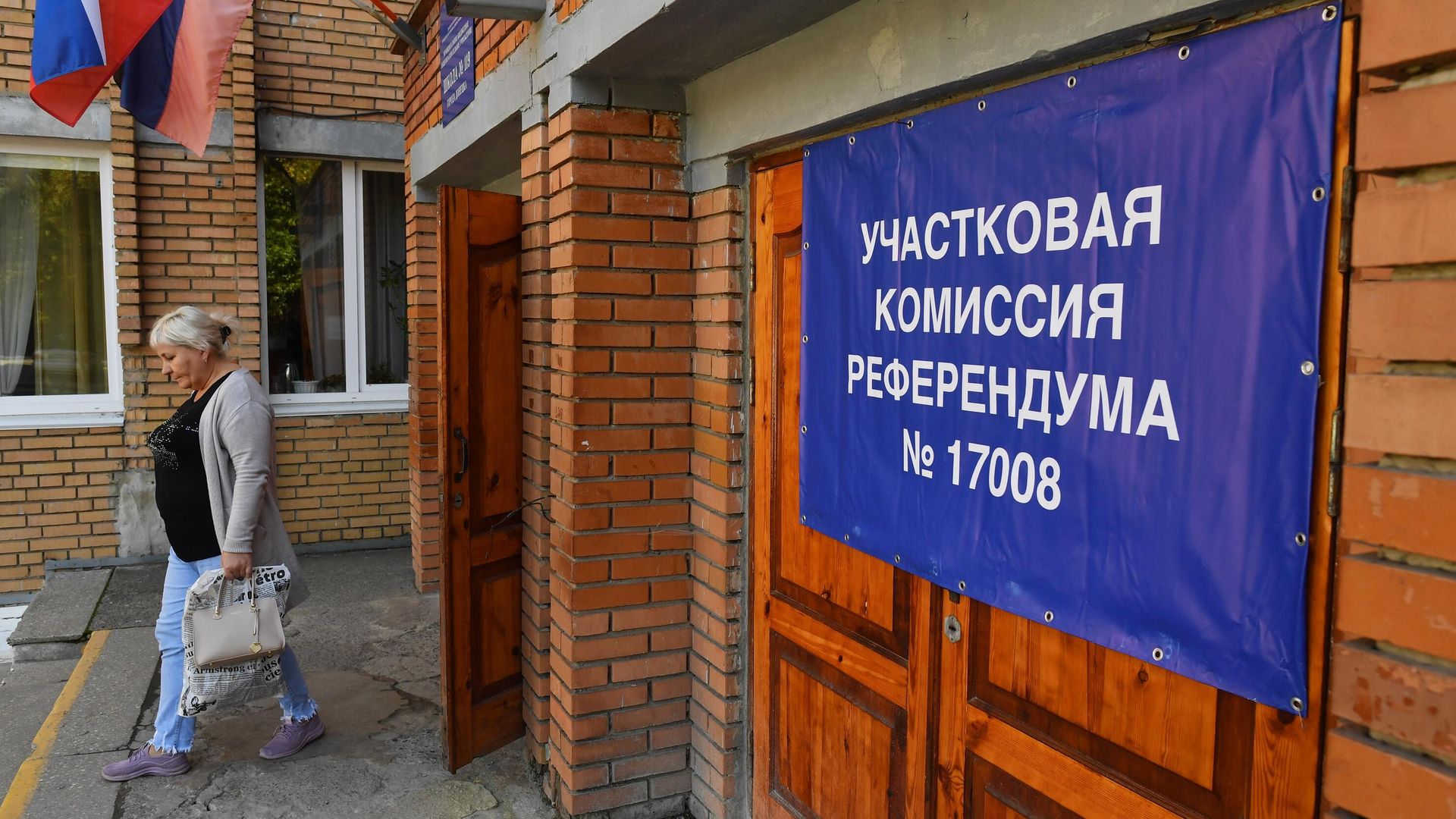 Плакат с номером участковой комиссии в Донецке Плакат с номером участковой комиссии в Донецке - РИА Новости, 1920, 22.09.2022