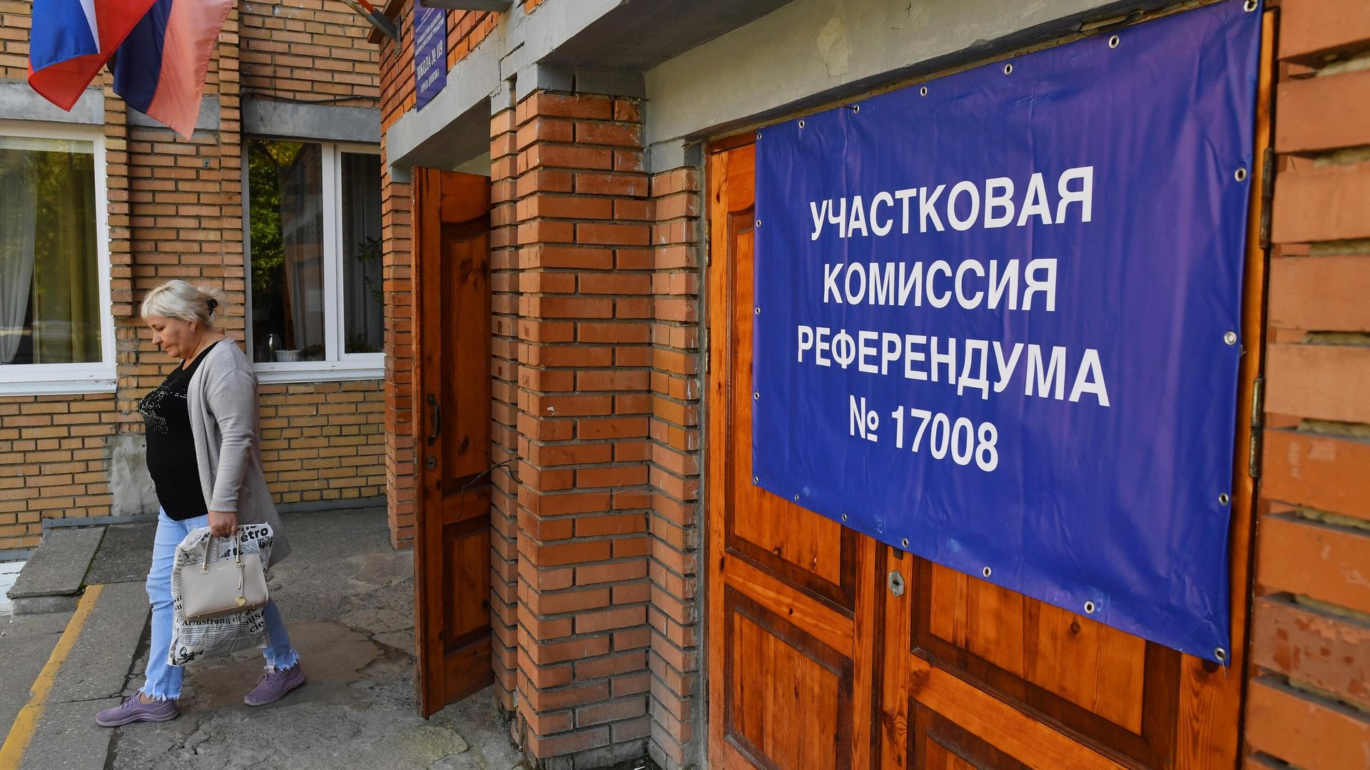 Плакат с номером участковой комиссии в Донецке Плакат с номером участковой комиссии в Донецке - РИА Новости, 1920, 22.09.2022