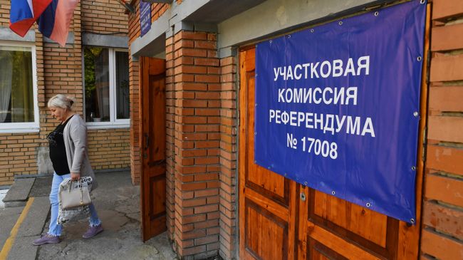 Плакат с номером участковой комиссии в Донецке Плакат с номером участковой комиссии в Донецке