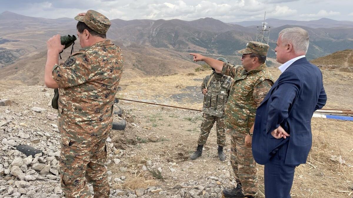 Генсек ОДКБ Станислав Зась посетил приграничный район Вайоцдзорской области, Армения Генсек ОДКБ Станислав Зась посетил приграничный район Вайоцдзорской области, Армения - РИА Новости, 1920, 27.09.2022