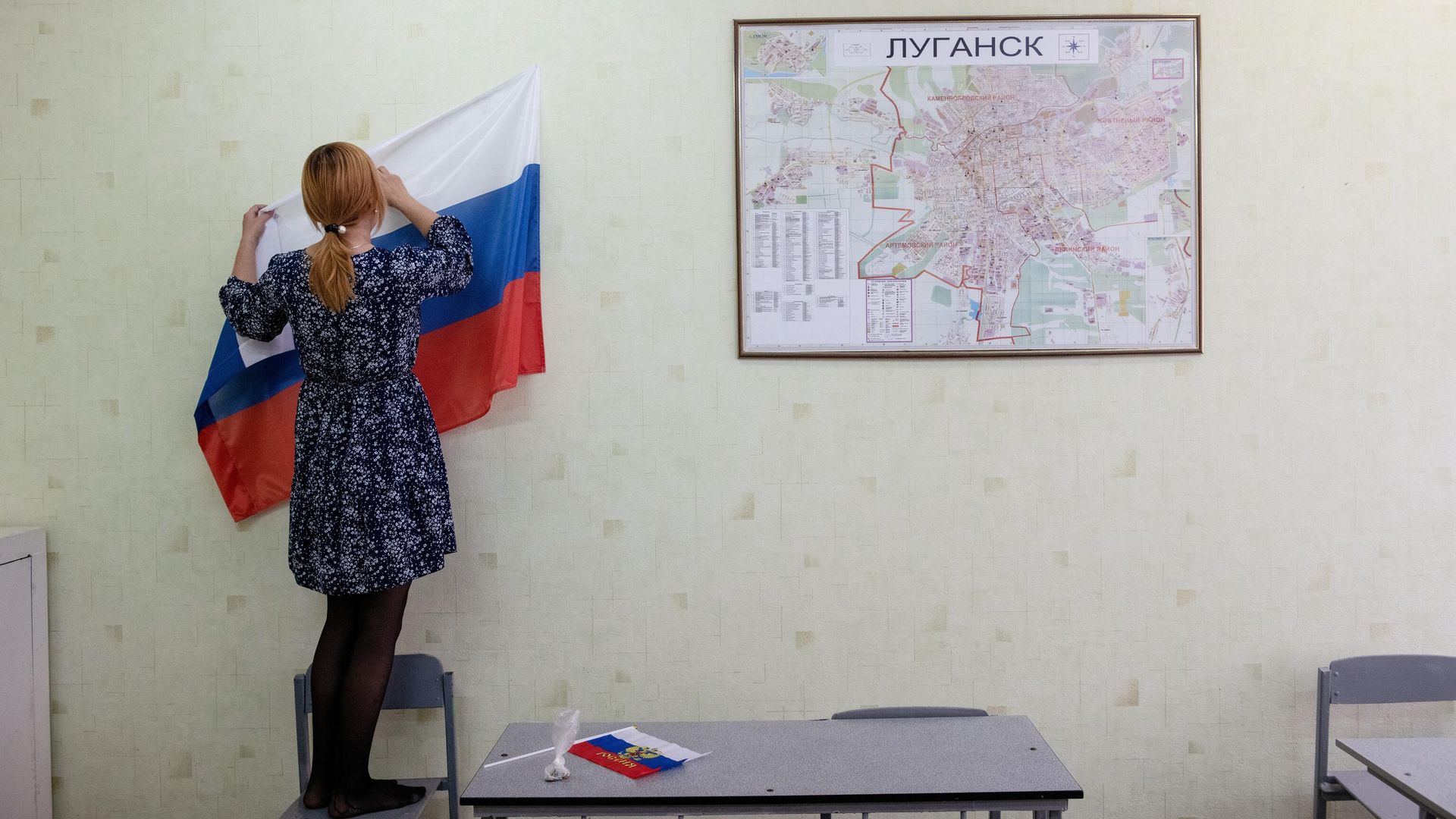 Сотрудница избирательной комиссии во время подготовки к голосованию в Луганске Сотрудница избирательной комиссии во время подготовки к голосованию в Луганске - РИА Новости, 1920, 15.06.2023