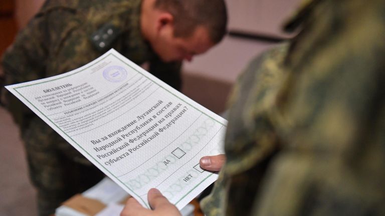 Военнослужащие Народной милиции ЛНР голосуют в Луганске на референдуме по вхождению ЛНР в состав России Военнослужащие Народной милиции ЛНР голосуют в Луганске на референдуме по вхождению ЛНР в состав России