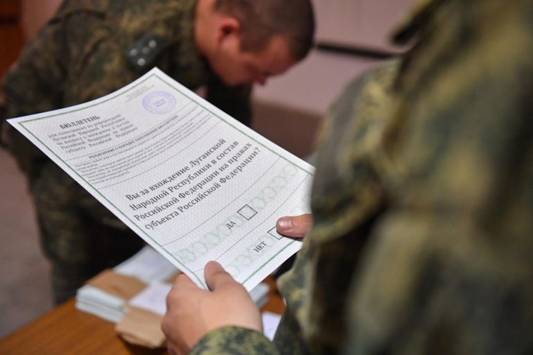 Военнослужащие Народной милиции ЛНР голосуют в Луганске на референдуме по вхождению ЛНР в состав России Военнослужащие Народной милиции ЛНР голосуют в Луганске на референдуме по вхождению ЛНР в состав России
