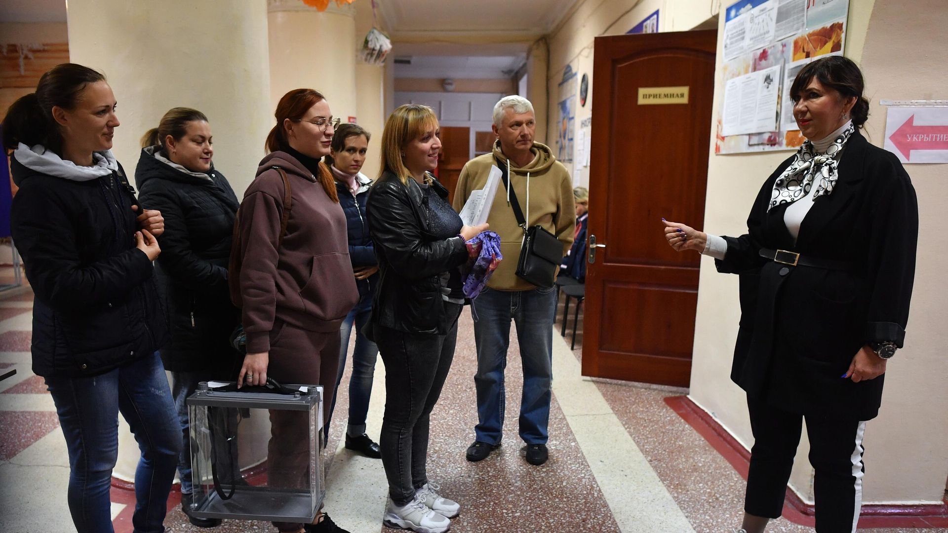 Члены участковой избирательной комиссии готовятся к надомному голосованию в Донецке на референдуме о вступлении Донецкой народной республики в состав РФ Члены участковой избирательной комиссии готовятся к надомному голосованию в Донецке на референдуме о вступлении Донецкой народной республики в состав РФ - РИА Новости, 1920, 23.09.2022