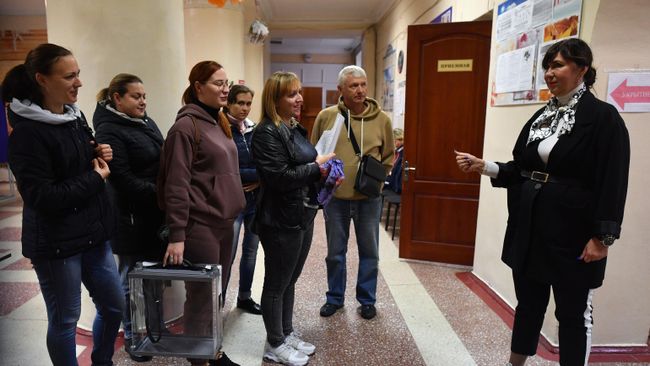 Члены участковой избирательной комиссии готовятся к надомному голосованию в Донецке на референдуме о вступлении Донецкой народной республики в состав РФ Члены участковой избирательной комиссии готовятся к надомному голосованию в Донецке на референдуме о вступлении Донецкой народной республики в состав РФ