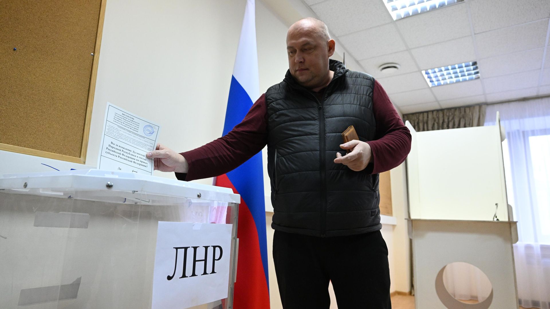 Мужчина голосует на референдуме о присоединении Луганской народной республики к России на избирательном участке в посольстве ДНР в Москве Мужчина голосует на референдуме о присоединении Луганской народной республики к России на избирательном участке в посольстве ДНР в Москве - РИА Новости, 1920, 23.09.2022
