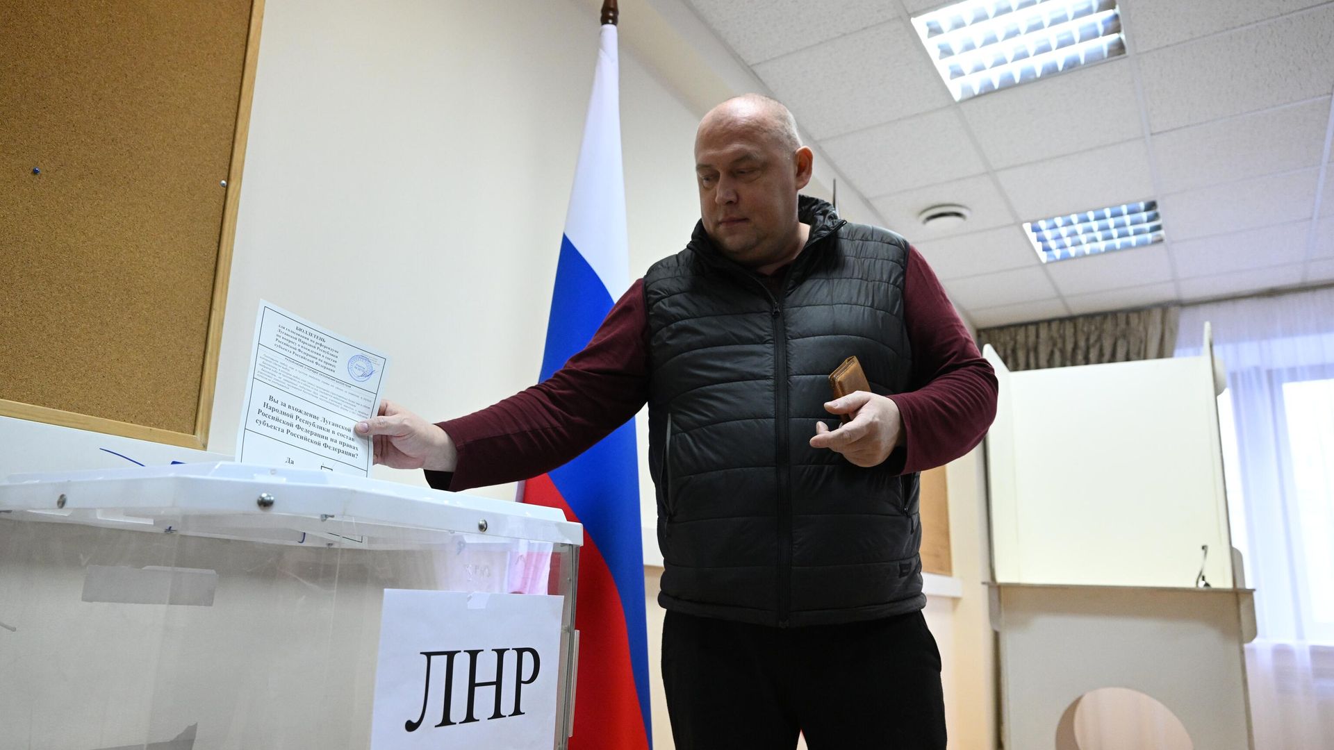 Мужчина голосует на референдуме о присоединении Луганской народной республики к России Мужчина голосует на референдуме о присоединении Луганской народной республики к России - РИА Новости, 1920, 23.09.2022