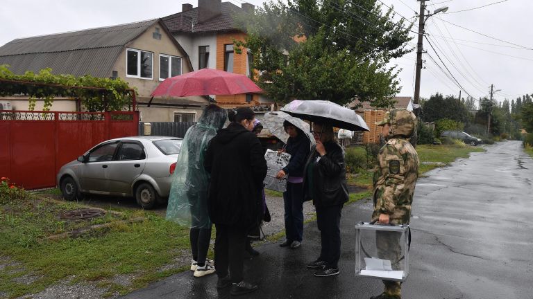 Члены участковой избирательной комиссии проводят надомное голосование в Донецке на референдуме о вступлении Донецкой народной республики в состав РФ Члены участковой избирательной комиссии проводят надомное голосование в Донецке на референдуме о вступлении Донецкой народной республики в состав РФ