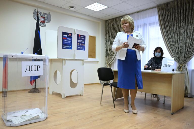 Посол Донецкой народной республики в РФ Ольга Макеева голосует на референдуме о присоединении Донецкой народной республики к России на избирательном участке в посольстве ДНР в Москве Посол Донецкой народной республики в РФ Ольга Макеева голосует на референдуме о присоединении Донецкой народной республики к России на избирательном участке в посольстве ДНР в Москве