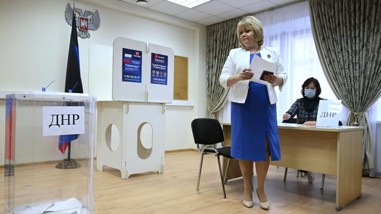 Посол Донецкой народной республики в РФ Ольга Макеева голосует на референдуме о присоединении Донецкой народной республики к России на избирательном участке в посольстве ДНР в Москве Посол Донецкой народной республики в РФ Ольга Макеева голосует на референдуме о присоединении Донецкой народной республики к России на избирательном участке в посольстве ДНР в Москве