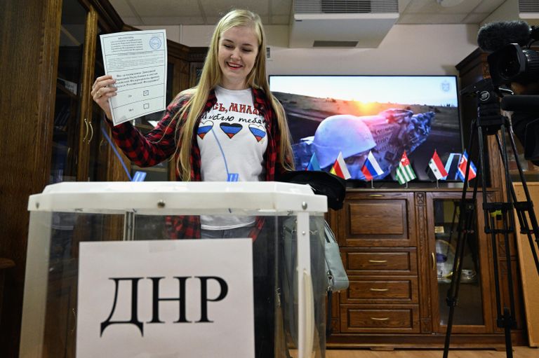 Девушка голосует на референдуме о присоединении Донецкой народной республики к России на избирательном участке в посольстве ДНР в Москве Девушка голосует на референдуме о присоединении Донецкой народной республики к России на избирательном участке в посольстве ДНР в Москве