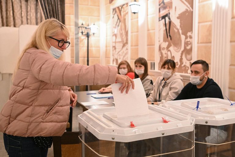 Женщина голосует на избирательном участке в Доме культуры железнодорожников в Москве, где проводится голосование на референдумах о вхождении в состав России ЛНР и ДНР Женщина голосует на избирательном участке в Доме культуры железнодорожников в Москве, где проводится голосование на референдумах о вхождении в состав России ЛНР и ДНР