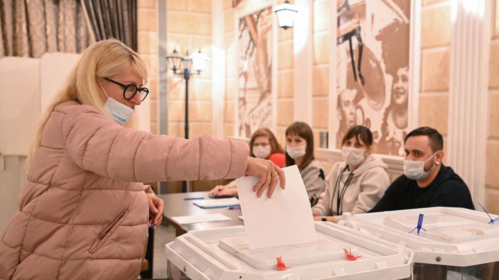 Женщина голосует на избирательном участке в Доме культуры железнодорожников в Москве, где проводится голосование на референдумах о вхождении в состав России ЛНР и ДНР Женщина голосует на избирательном участке в Доме культуры железнодорожников в Москве, где проводится голосование на референдумах о вхождении в состав России ЛНР и ДНР - РИА Новости, 1920, 25.09.2022