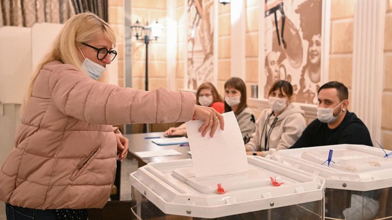 Женщина голосует на избирательном участке в Доме культуры железнодорожников в Москве, где проводится голосование на референдумах о вхождении в состав России ЛНР и ДНР Женщина голосует на избирательном участке в Доме культуры железнодорожников в Москве, где проводится голосование на референдумах о вхождении в состав России ЛНР и ДНР