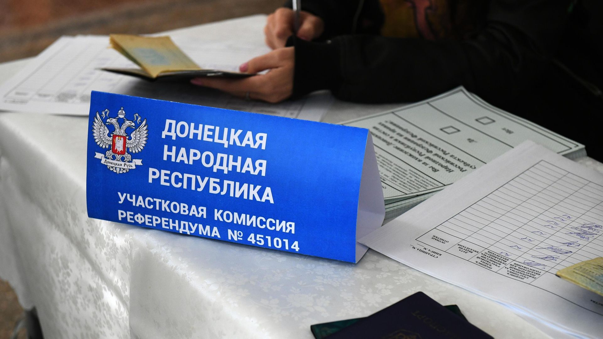 Регистрация избирателей на референдуме о присоединении ДНР к России на избирательном участке в Белогорске Регистрация избирателей на референдуме о присоединении ДНР к России на избирательном участке в Белогорске - РИА Новости, 1920, 23.09.2022