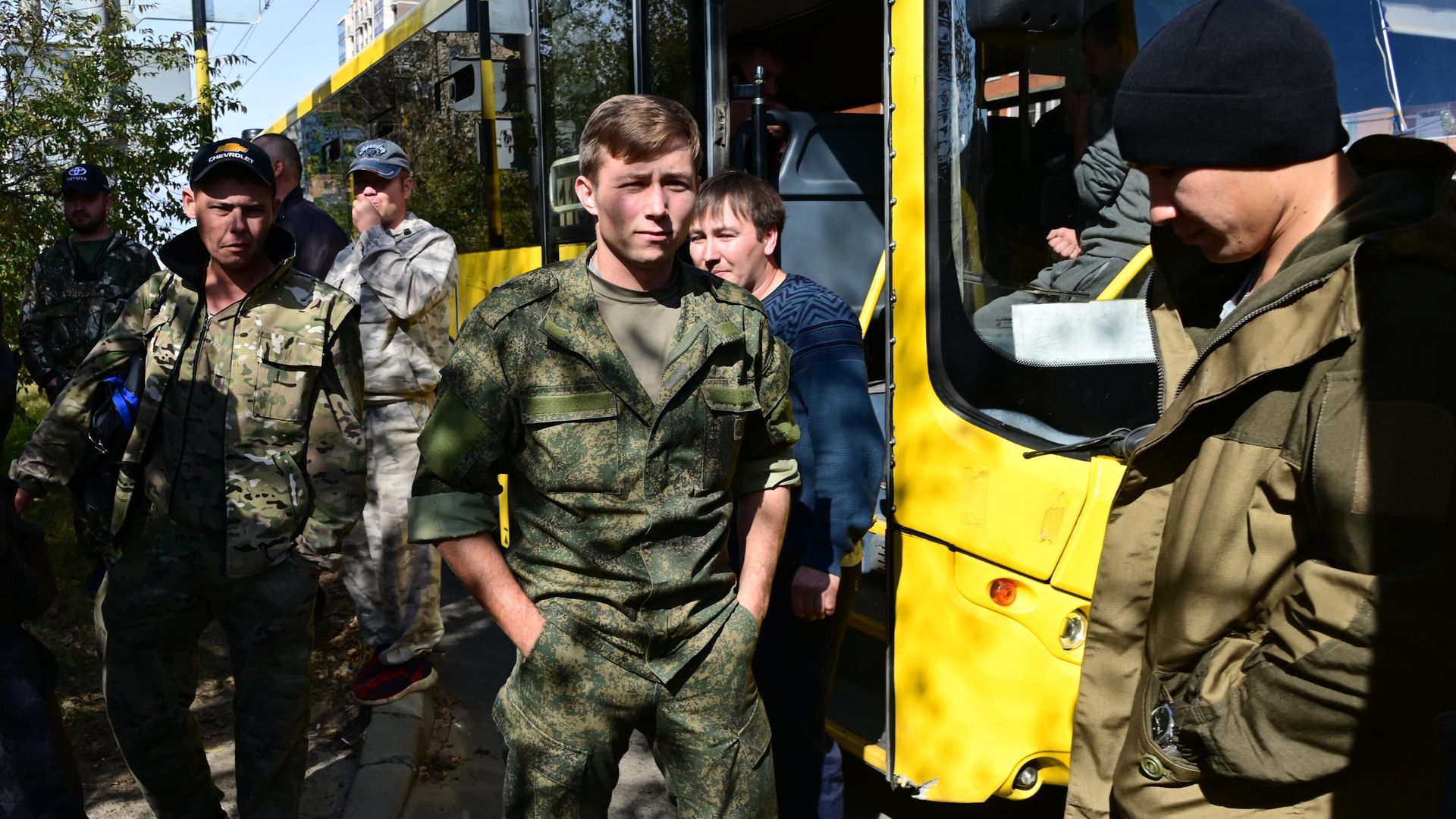 Мужчины, призванные на воинскую службу в ходе частичной мобилизации возле военного комиссариата в Чите Мужчины, призванные на воинскую службу в ходе частичной мобилизации возле военного комиссариата в Чите - РИА Новости, 1920, 23.09.2022