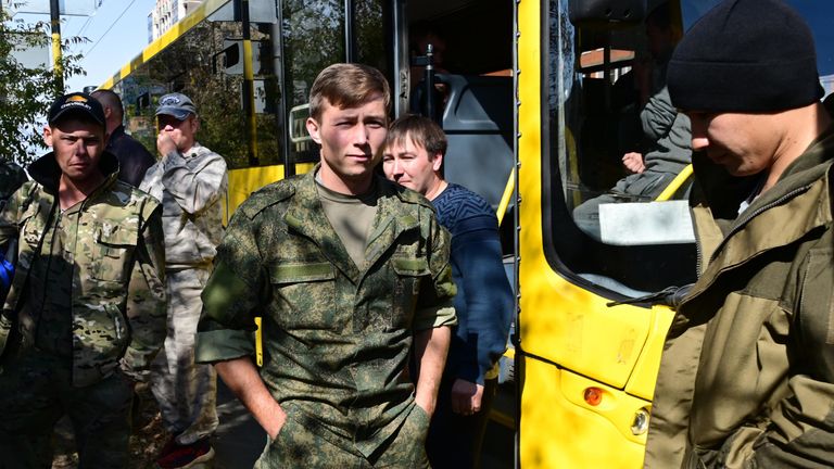 Мужчины, призванные на воинскую службу в ходе частичной мобилизации возле Военного комиссариата в Чите Мужчины, призванные на воинскую службу в ходе частичной мобилизации возле Военного комиссариата в Чите
