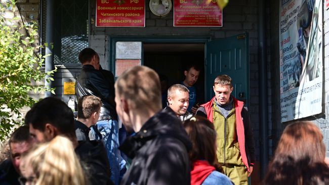 Мужчины, призванные на воинскую службу в ходе частичной мобилизации возле военного комиссариата Читинского района Мужчины, призванные на воинскую службу в ходе частичной мобилизации возле военного комиссариата Читинского района
