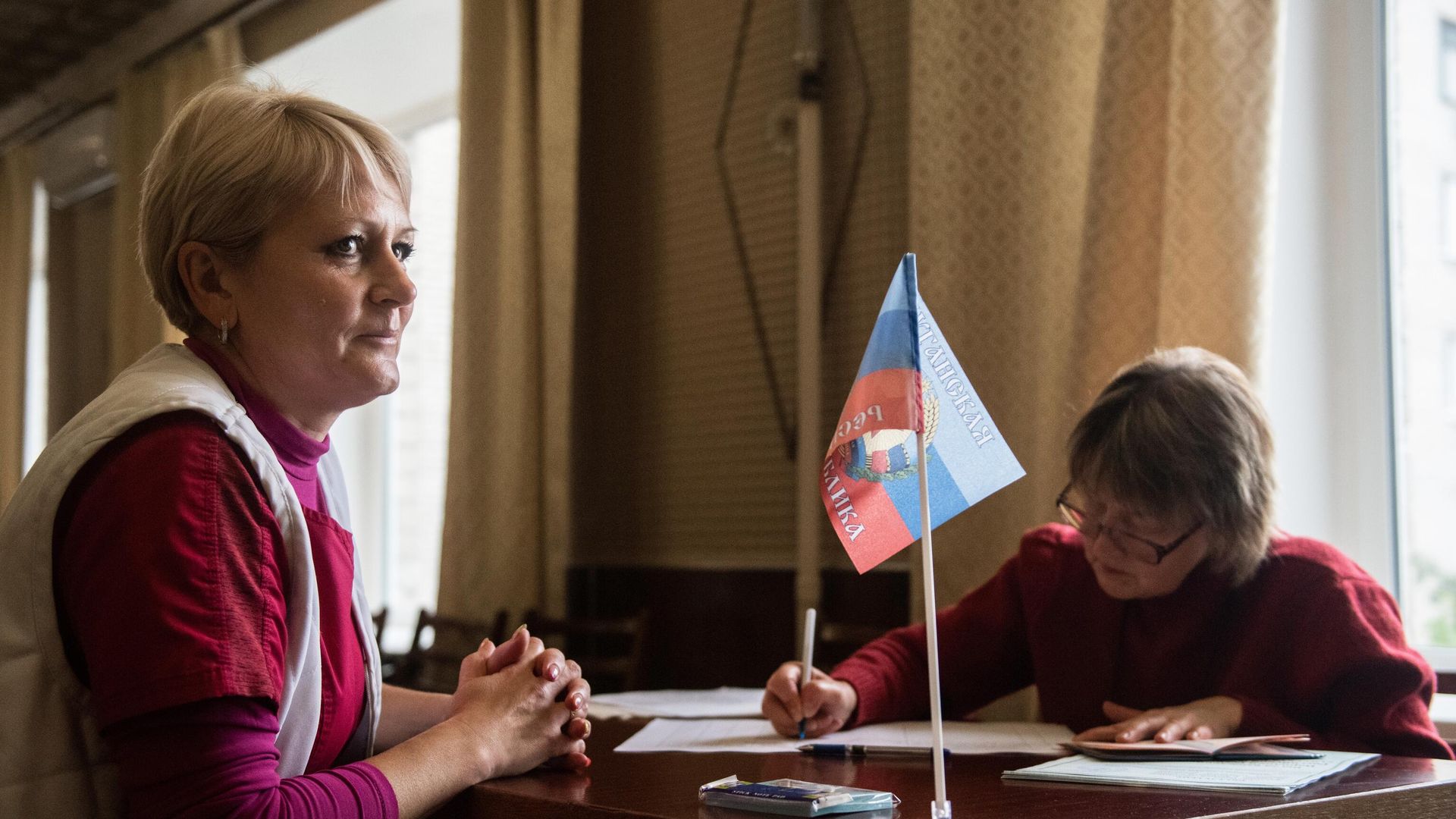 Женщина на выездном голосовании в Луганской республиканской клинической больнице на референдуме о вступлении Луганской Народной Республики в состав России - РИА Новости, 1920, 23.09.2022
