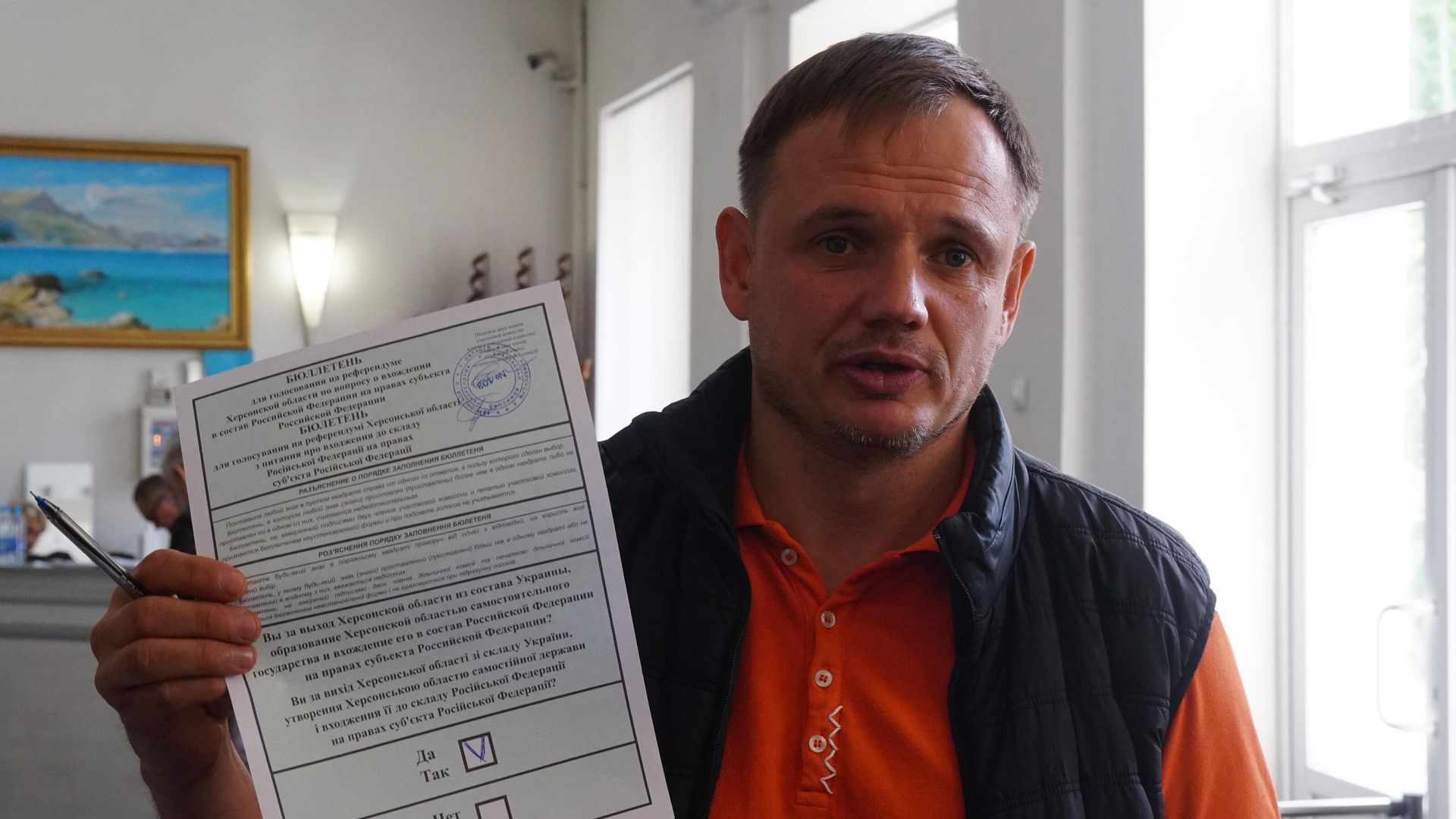 Заместитель главы администрации Херсонской области Кирилл Стремоусов голосует на референдуме о присоединении Херсонской области к России на одном из избирательных участков в Херсоне - РИА Новости, 1920, 05.10.2022
