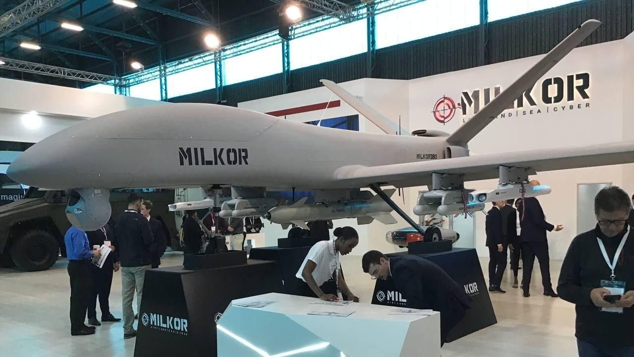 Разведывательно-ударный беспилотник Milkor 380 производства ЮАР на выставке в Претории Разведывательно-ударный беспилотник Milkor 380 производства ЮАР на выставке в Претории - РИА Новости, 1920, 29.07.2023