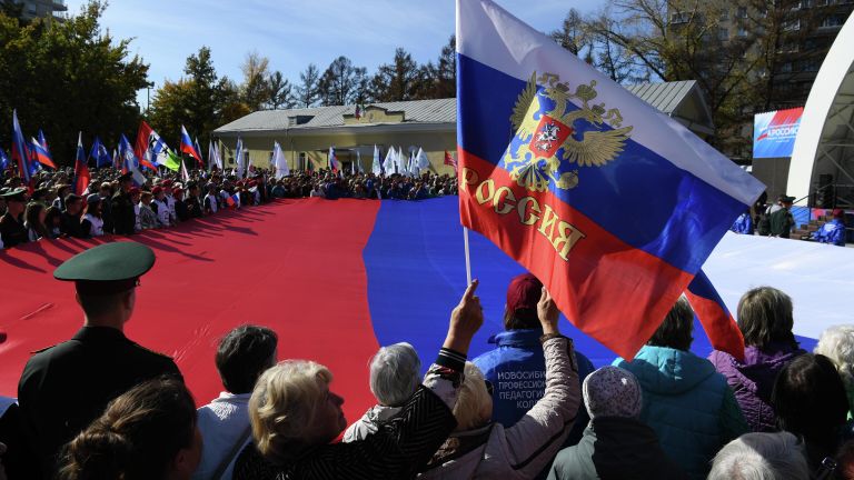 Митинг-концерт в Центральном парке в Новосибирске в поддержку президента РФ Владимира Путина и проведения референдумов в ДНР, ЛНР, Херсонской и Запорожской областях о вхождении в состав России Митинг-концерт в Центральном парке в Новосибирске в поддержку президента РФ Владимира Путина и проведения референдумов в ДНР, ЛНР, Херсонской и Запорожской областях о вхождении в состав России