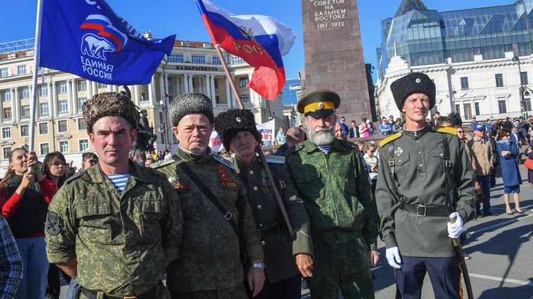 Казаки на акции во Владивостоке в поддержку жителей освобожденных территорий Донбасса и Украины, где проводится референдум о вступлении в состав Российской Федерации Казаки на акции во Владивостоке в поддержку жителей освобожденных территорий Донбасса и Украины, где проводится референдум о вступлении в состав Российской Федерации