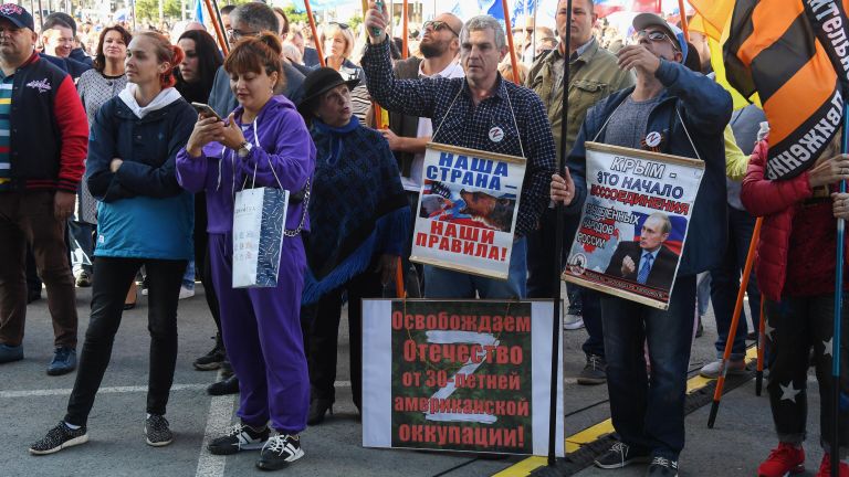 Акция во Владивостоке в поддержку жителей освобожденных территорий Донбасса и Украины, где проводится референдум о вступлении в состав Российской Федерации Акция во Владивостоке в поддержку жителей освобожденных территорий Донбасса и Украины, где проводится референдум о вступлении в состав Российской Федерации