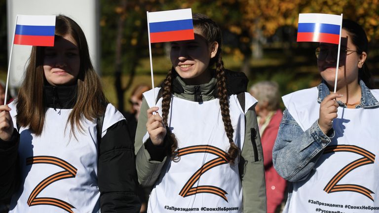 Митинг-концерт в Центральном парке в Новосибирске в поддержку президента РФ Владимира Путина и проведения референдумов в ДНР, ЛНР, Херсонской и Запорожской областях о вхождении в состав России Митинг-концерт в Центральном парке в Новосибирске в поддержку президента РФ Владимира Путина и проведения референдумов в ДНР, ЛНР, Херсонской и Запорожской областях о вхождении в состав России