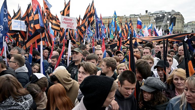 Люди перед началом митинга Своих не бросаем на Манежной площади в Москве Люди перед началом митинга Своих не бросаем на Манежной площади в Москве