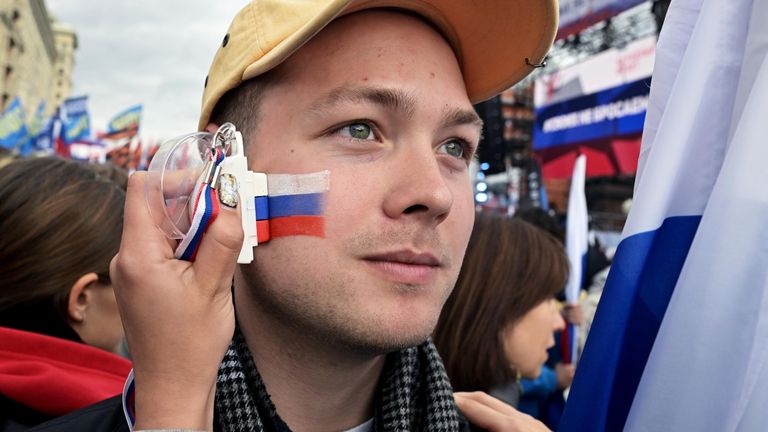 Молодой человек перед началом митинга Своих не бросаем на Манежной площади в Москве Молодой человек перед началом митинга Своих не бросаем на Манежной площади в Москве