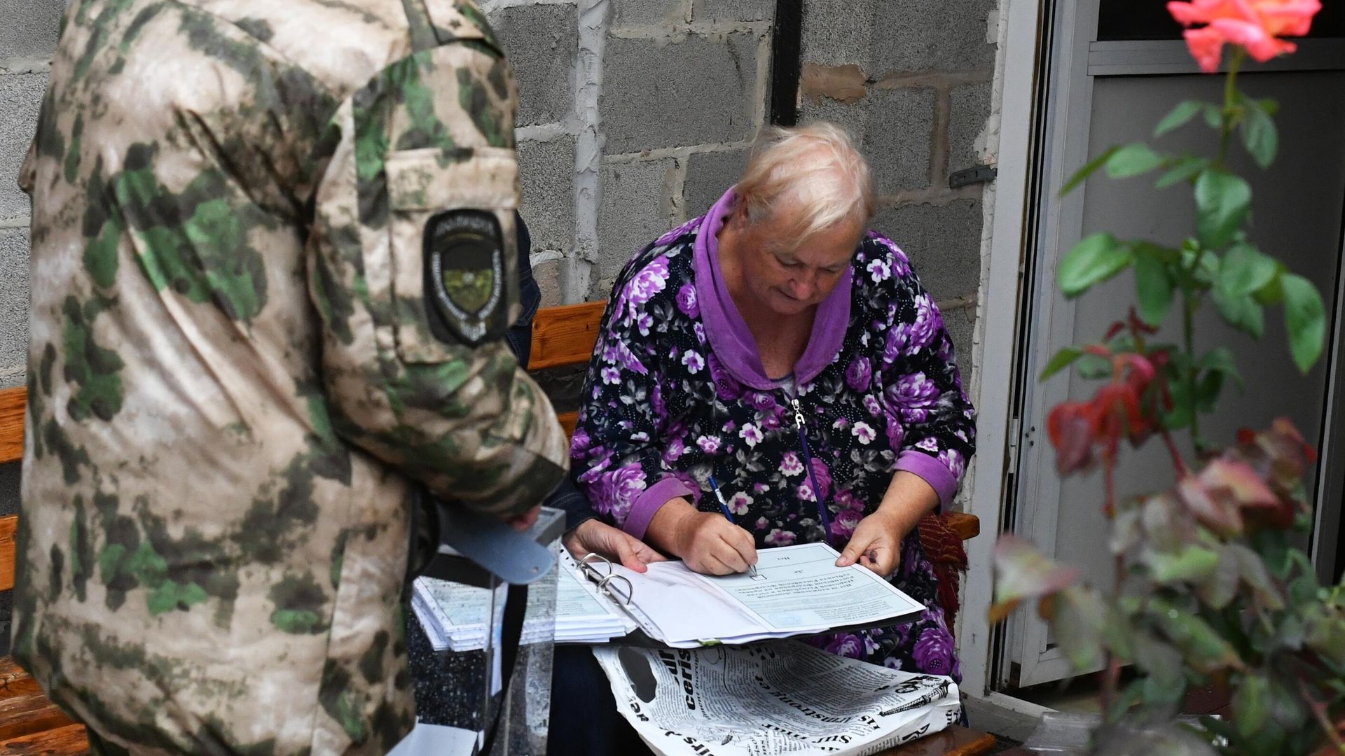 Женщина голосует надомно в Донецке на референдуме о вступлении Донецкой народной республики в состав РФ Женщина голосует надомно в Донецке на референдуме о вступлении Донецкой народной республики в состав РФ - РИА Новости, 1920, 24.09.2022