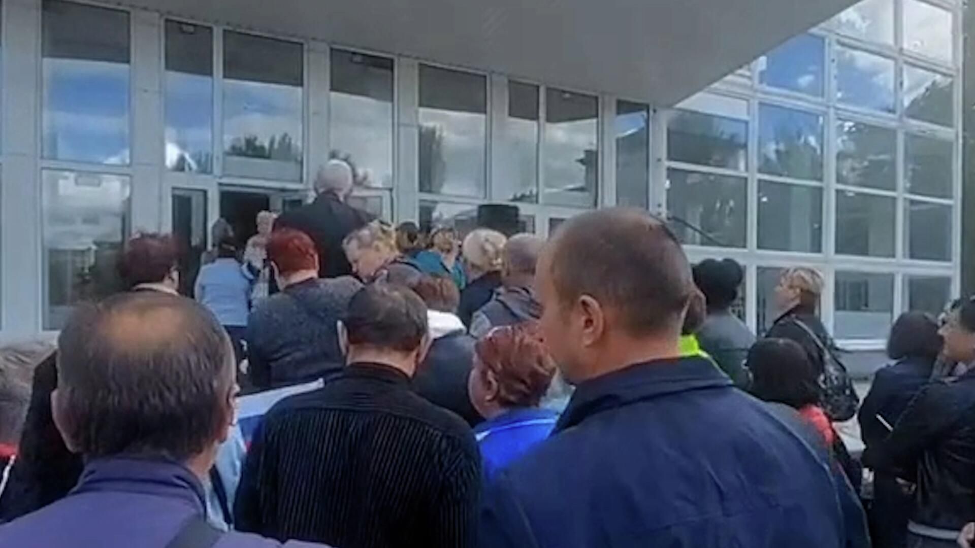 Дождь и многометровые очереди: референдум в Херсоне и Макеевке Дождь и многометровые очереди: референдум в Херсоне и Макеевке - РИА Новости, 1920, 23.09.2022