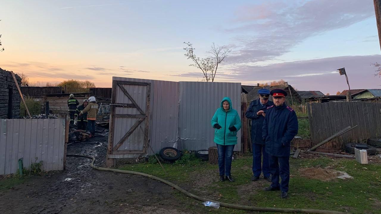 На месте пожара в частном жилом доме в селе Баткат Томской области - РИА Новости, 1920, 24.09.2022
