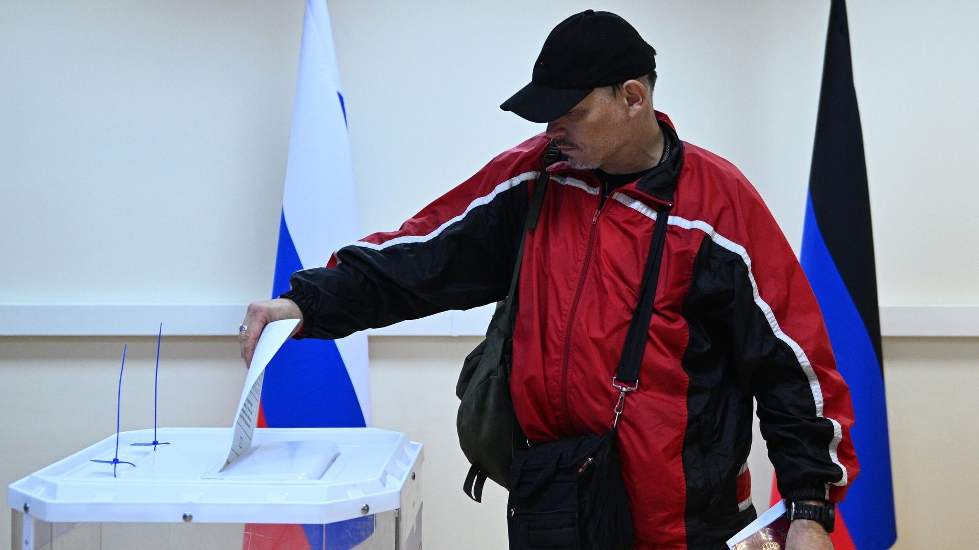 Мужчина голосует на референдуме на избирательном участке в посольстве ДНР в Москве Мужчина голосует на референдуме на избирательном участке в посольстве ДНР в Москве - РИА Новости, 1920, 25.09.2022