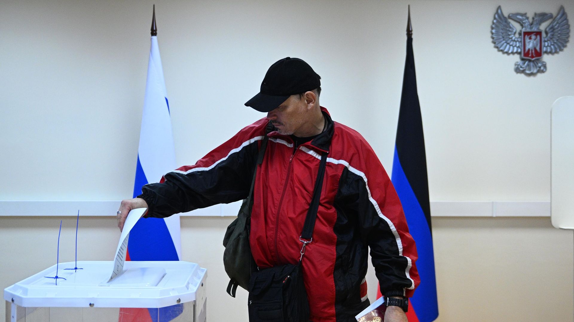 Мужчина голосует на референдуме Мужчина голосует на референдуме - РИА Новости, 1920, 24.09.2022