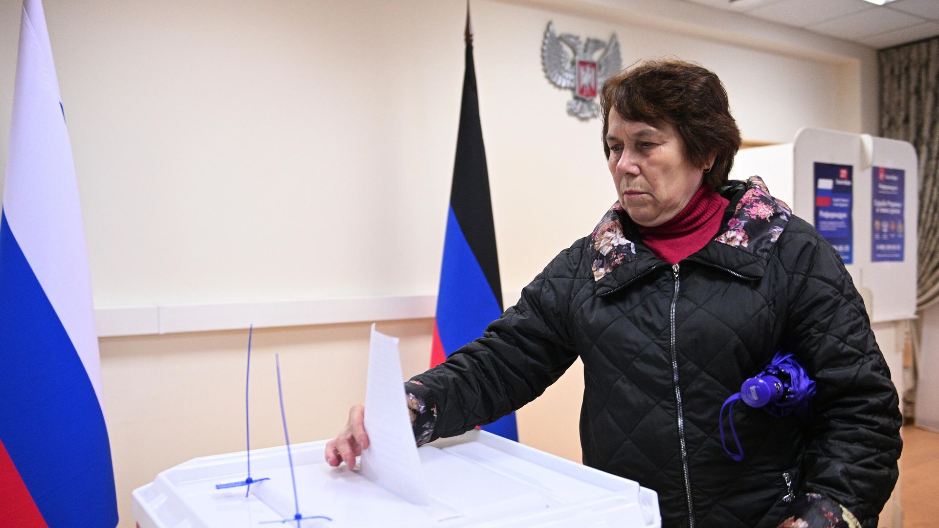 Женщина голосует на референдуме Женщина голосует на референдуме - РИА Новости, 1920, 25.09.2022