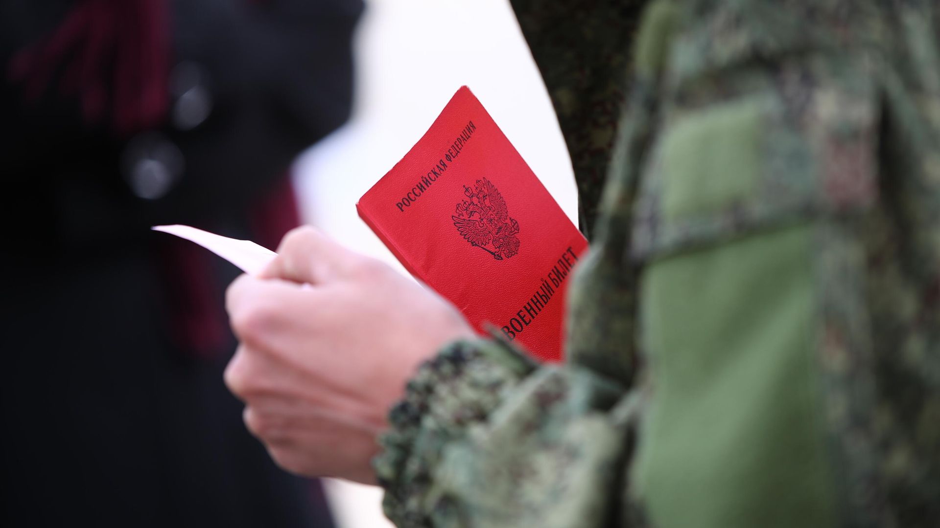 Военный билет в руках мужчины, призванного на воинскую службу в ходе частичной мобилизации Военный билет в руках мужчины, призванного на воинскую службу в ходе частичной мобилизации - РИА Новости, 1920, 06.10.2022