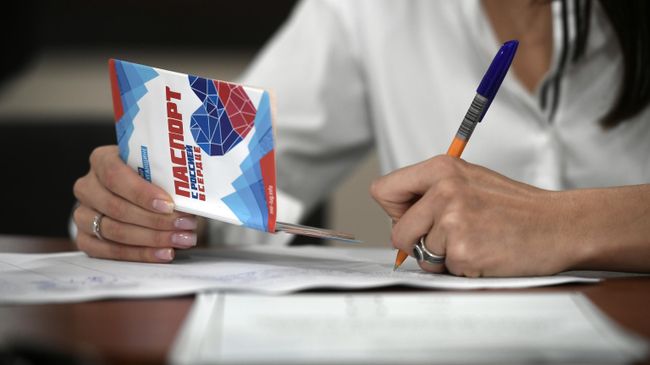 Паспорт гражданина Луганской народной республики в обложке с Россией в сердце Паспорт гражданина Луганской народной республики в обложке с Россией в сердце